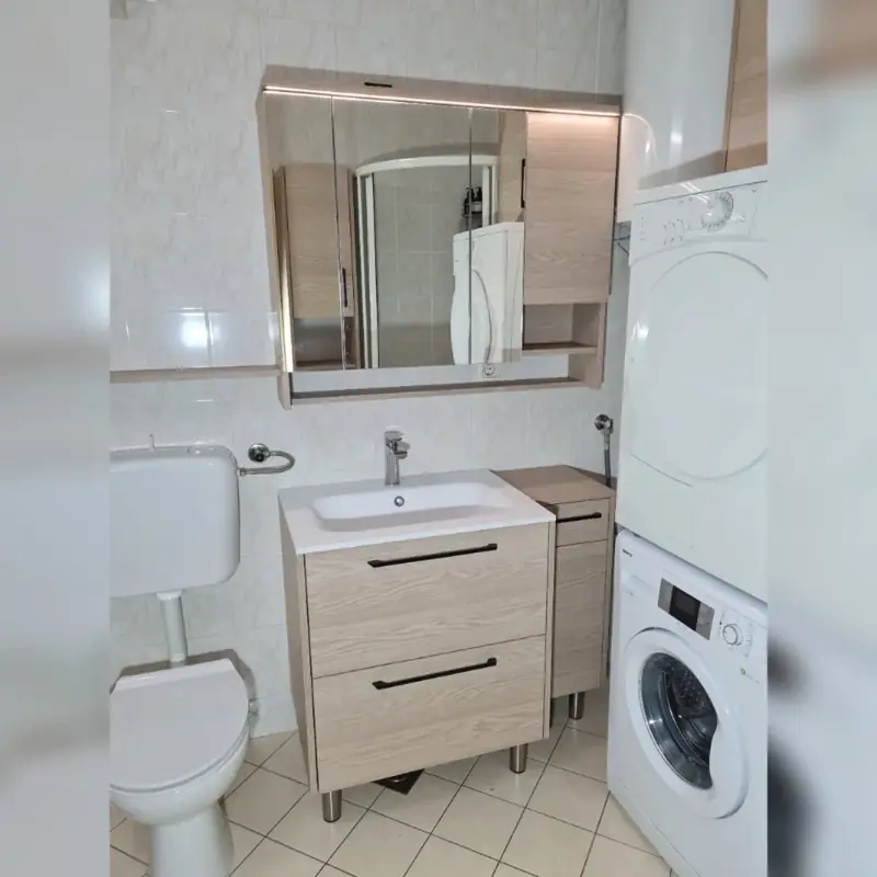 Kopalniška omarica pod umivalnikom in zgornja omarica z ogledalom in LED osvetlitvijo