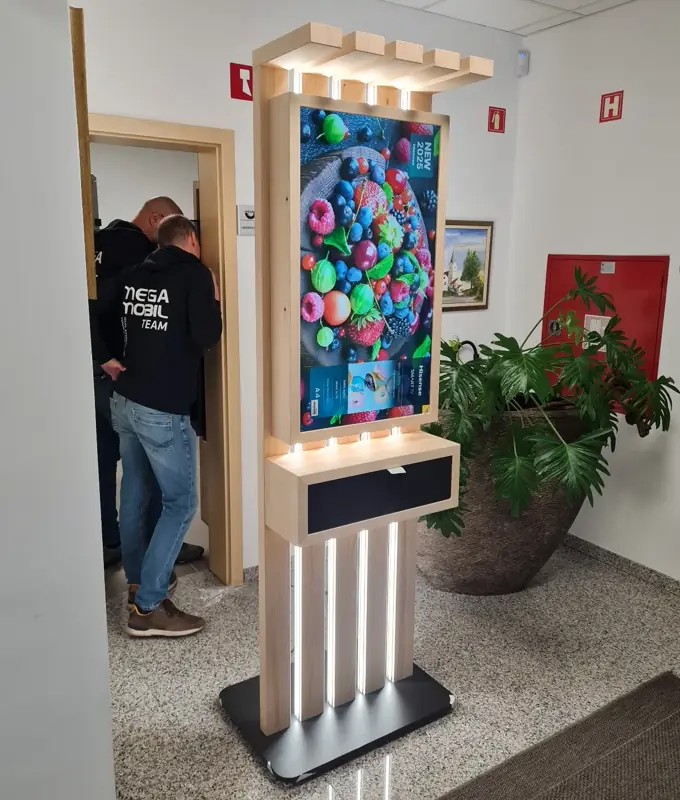 Leseno stojalo z vgrajenim zaslonom in osvetlitvijo v avli poslovnega prostora