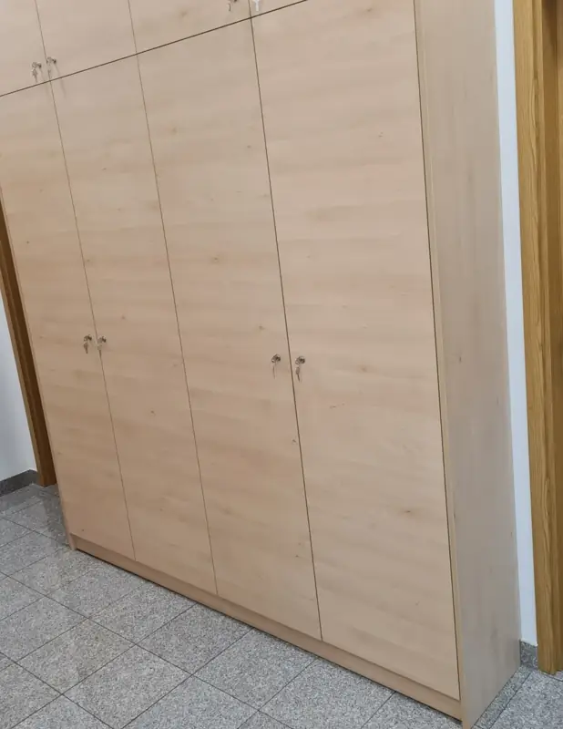 Detajl omare po meri s poravnanimi fugami med vrati in ključavnicami