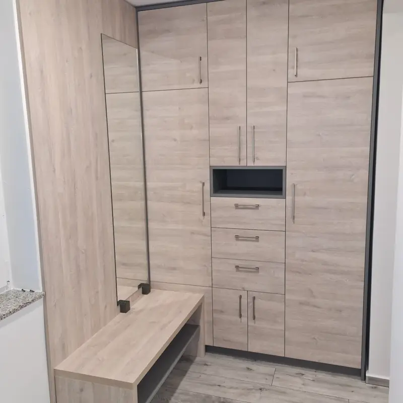 Predsoba po meri z visoko omaro, predali in odprto nišo v antracitni barvi