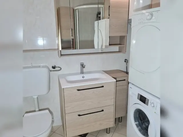 Kopalniška omarica pod umivalnik in omarica z ogledalom po meri