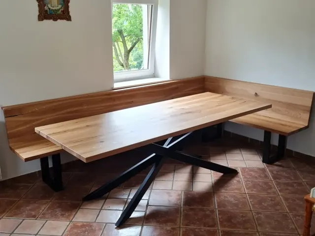 Jedilna miza iz masivnega hrasta s kotno klopjo in kovinskim podnožjem