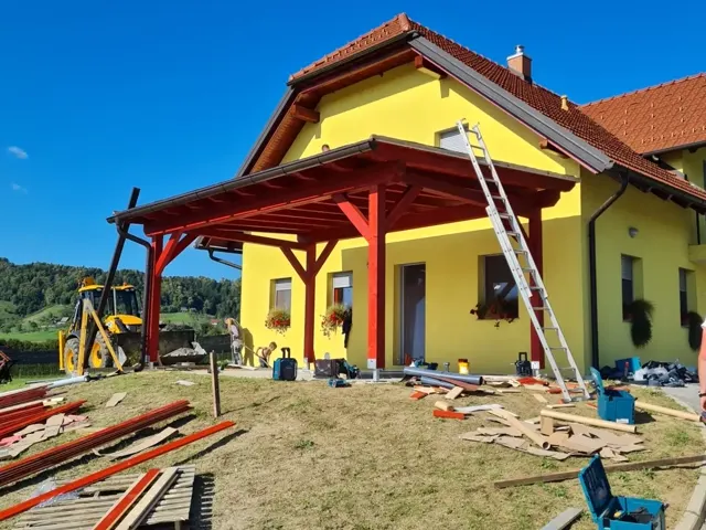 Montaža lesenega nadstreška pred hišo
