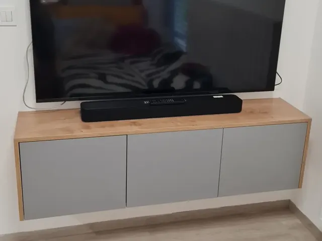 Viseča TV omarica po meri s sivimi frontami in hrastovim pokrovom