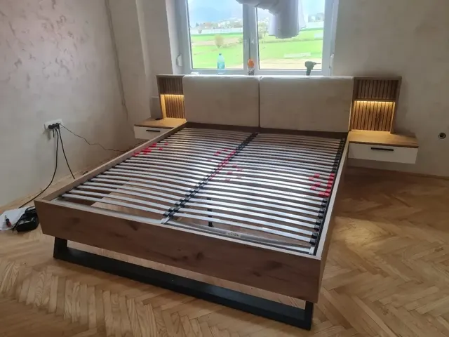 Postelja po meri z vgrajenimi nočnimi omaricami in LED osvetlitvijo vzglavja